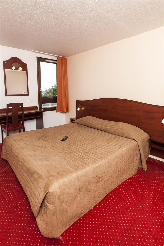 Brit Hotel Арас Екстериор снимка