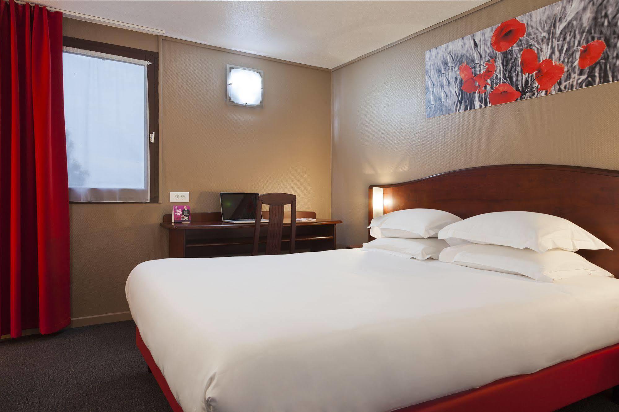 Brit Hotel Арас Екстериор снимка